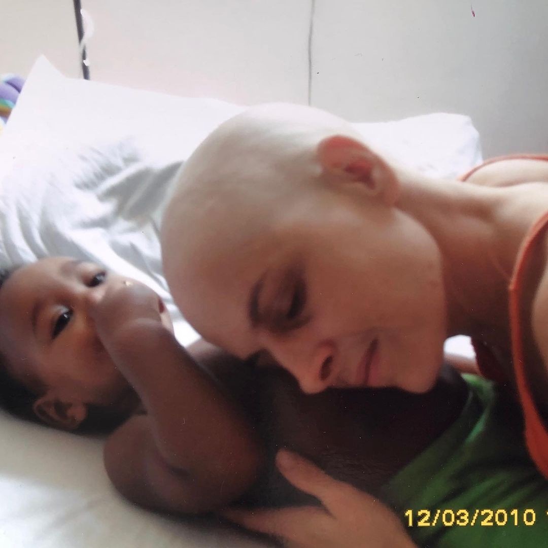 Drica Moraes com o filho, Mateus, na época em que foi submetida a um transplante de medula (Foto: Reprodução/Instagram)