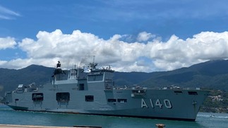 Maior navio da Marinha chega em São Sebastião com hospital de campanha para atender vítimas de temporal devastador — Foto: Laurene Santos/TV Vanguarda