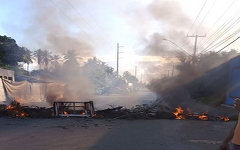Rodovia foi fechada no início da manhã — Foto: César da Silva