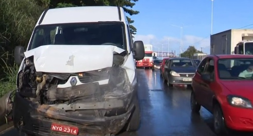 Batida entre carro e van deixa uma pessoa ferida na BR-324, na Bahia — Foto: Reprodução/TV Bahia