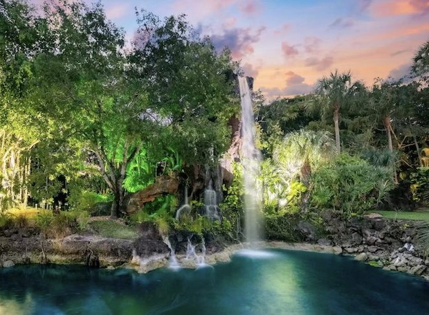 ÁREA EXTERNA | A lagoa com cachoeira dá um efeito muito especial, que realmente nos faz lembrar do universo Avatar (Foto: Reprodução / Realtor)