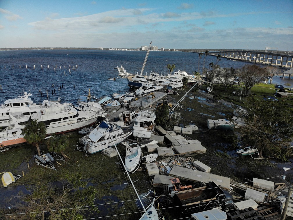 Barcos ficam danificados depois que o furacão Ian causou destruição generalizada em Fort Myers, na Flórida, EUA — Foto: Marco Bello/Reuters
