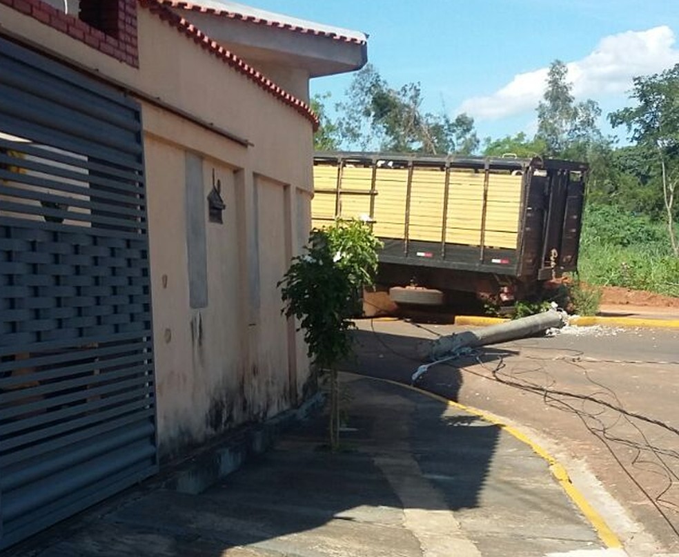 Caminhão derrubou o poste no Jardim Sabará, em Presidente Prudente (Foto: Juliane Mattos Garcia dos Santos/Cedida)