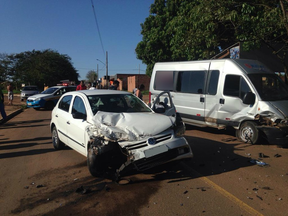 Carro e moto envolvidos em acidente na manhÃ£ deste domingo (23), no jardim Canguru â Foto: Osvaldo NÃ³brega/TV Morena