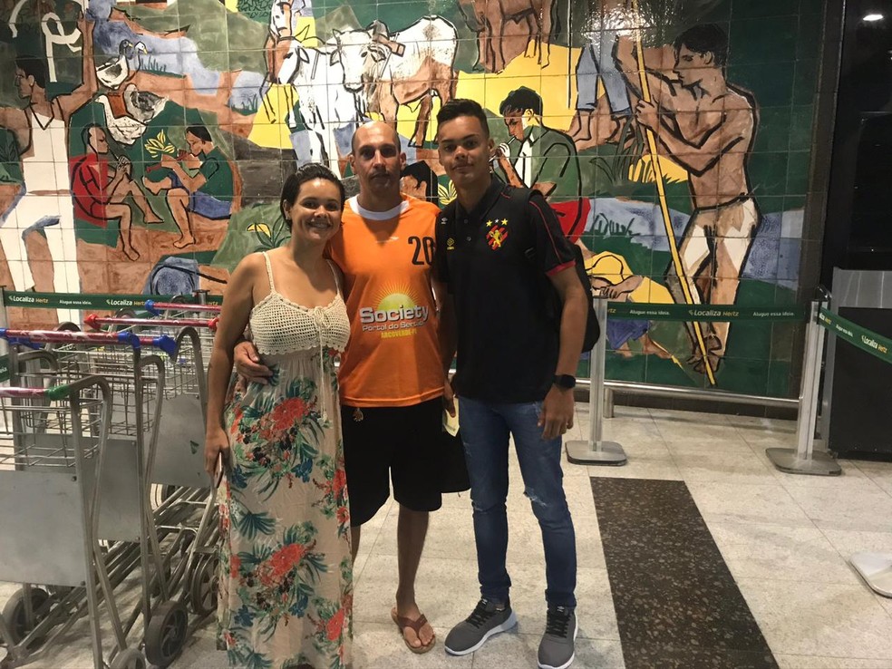 Kawe ao lado do pai e da mãe — Foto: Arquivo Pessoal