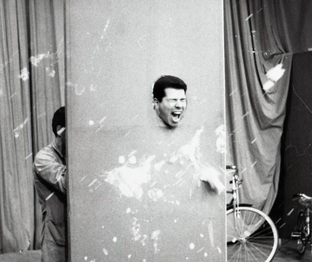 Silvio Santos leva tortada na cara no programa Música e Alegria, em 1965 (Foto: Tobias Bastos/Acervo SBT)