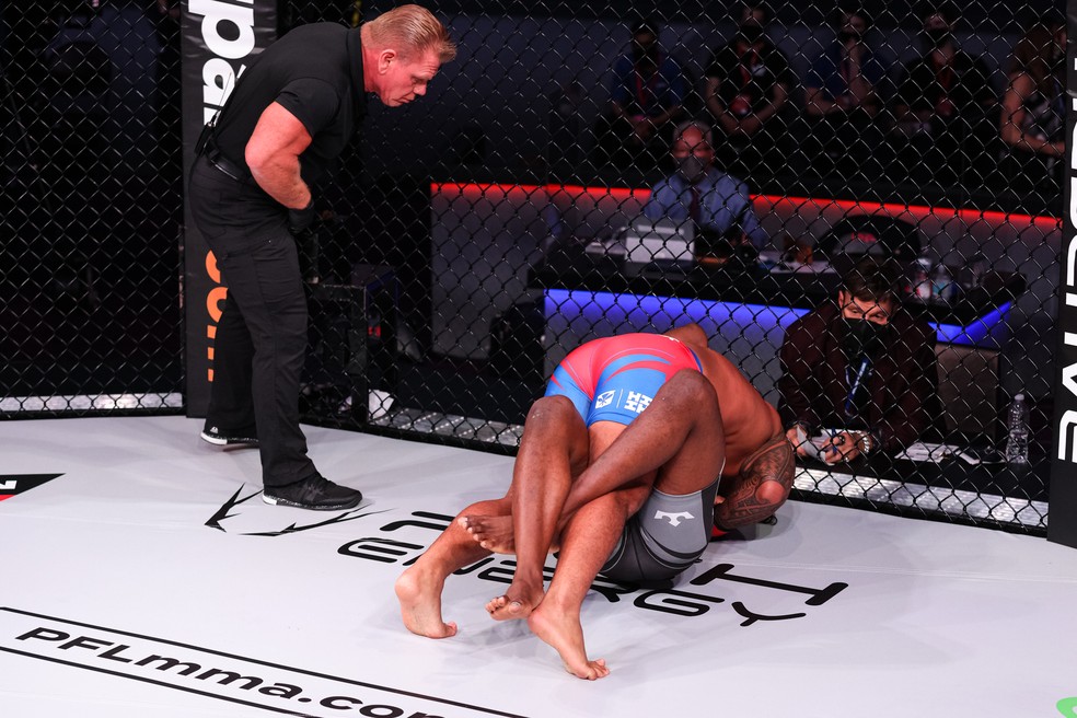 Ray Cooper III (de costas) finaliza Jason Ponet (por baixo) com um kata-gatame — Foto: Divulgação