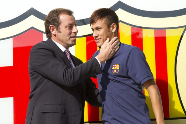 Sandro Rosell, former president of FC Barcelona, with Neymar Jr in a file image of 2013, in Barcelona, Spain. (Photo by Miquel Llop/NurPhoto via Getty Images) (Foto: NurPhoto via Getty Images)