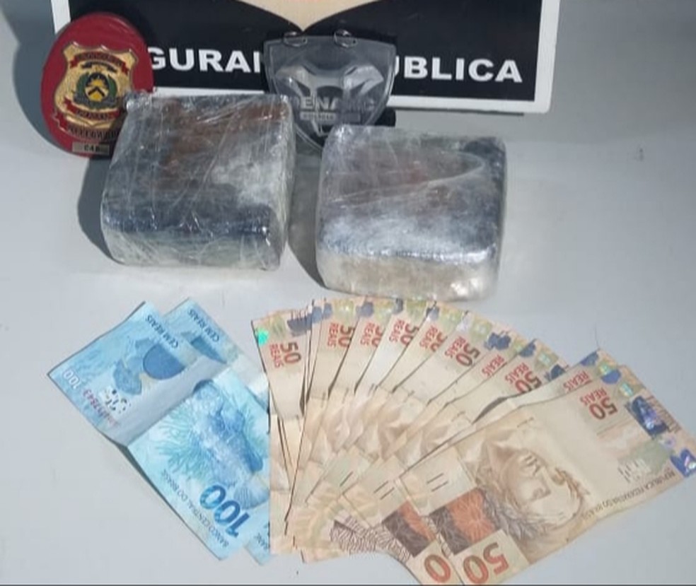 Drogas e dinheiro estavam dentro do veículo do casal — Foto: Divulgação/Polícia Civil