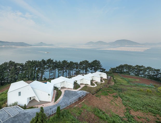 Casas em terreno inclinado (Foto: Kyungsub Shin / Divulgação)
