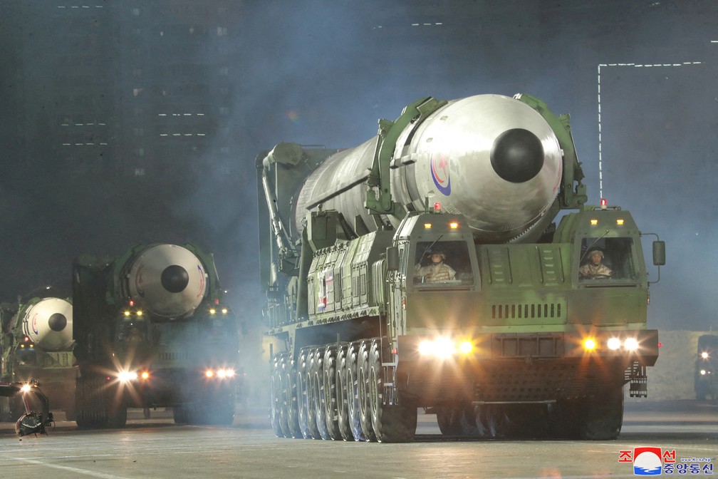 Caminh&otilde;es transportam m&iacute;sseis em desfile em Pyongyang na noite desta segunda (25) &mdash; Foto: KCNA via Reuters