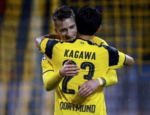 Reus abraça Kagawa na comemoração do gol do Borussia Dortmund (Foto: REUTERS/Wolfgang Rattay)