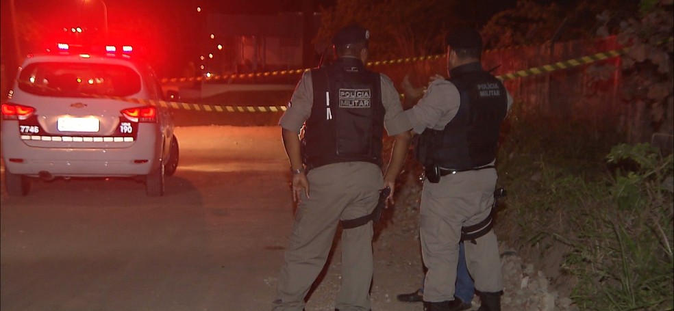 Homem foi encontrado morto no bairro João Agripino, em João Pessoa — Foto: Reprodução/TV Cabo Branco