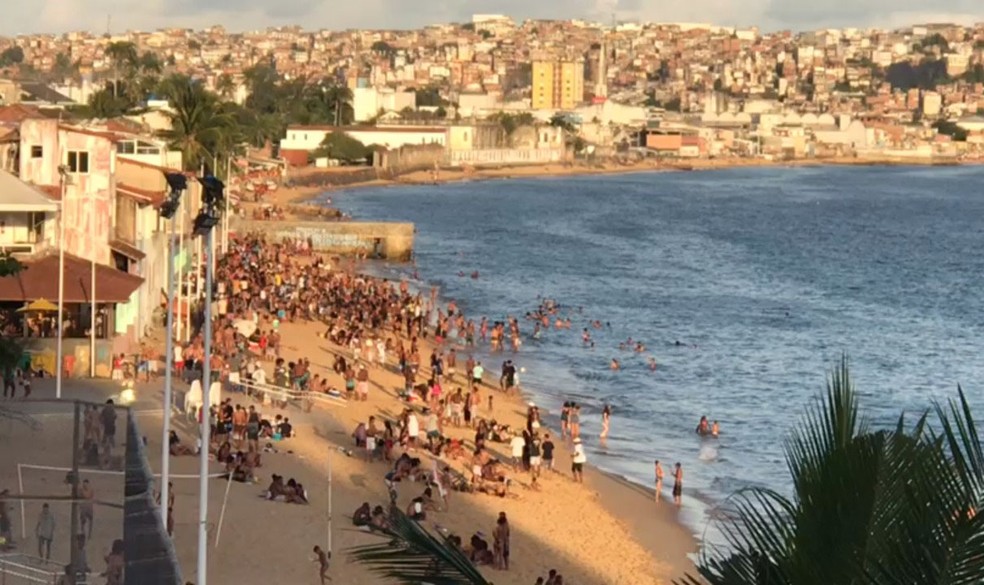 Moradores registram aglomeração em praias e restaurantes da Cidade Baixa, em Salvador. Na foto: Praia da Boa Viagem — Foto: Almir Santos/TV Bahia