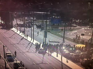 Manifestantes bloqueiam pista do Aeroporto de Fortaleza (Foto: TV Verdes Mares/Reprodução)