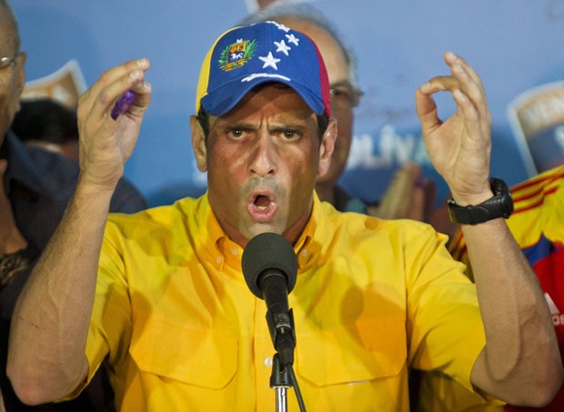 O candidato derrotado à presidência da Venezuela, Henrique Capriles, dá entrevista em Caracas (Foto: AFP)