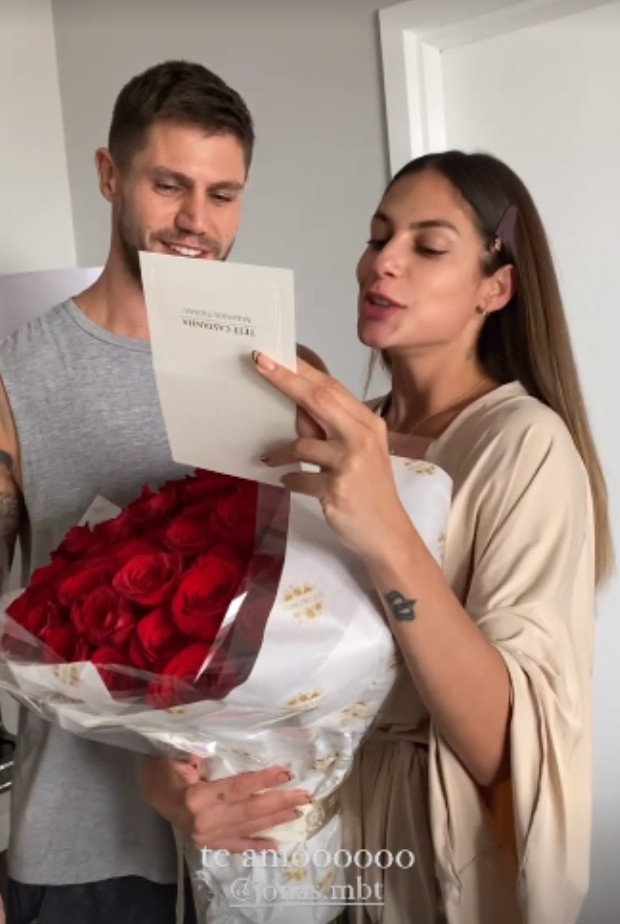 Mari Gonzalez ganha buquê de rosas vermelhas (Foto: Reprodução / Instagram)