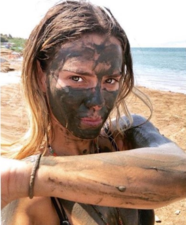 Carolina Dieckmann posta f otos de viagem a Jerusalém Carolina Dieckmann toma banho de lama no Mar Morto (Foto: Reprodução/Instagram)