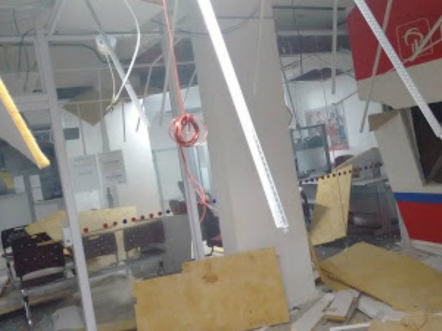 Com a explosão, agência bancária em Caraúbas ficou parcialmente destruída (Foto: Focoelho)
