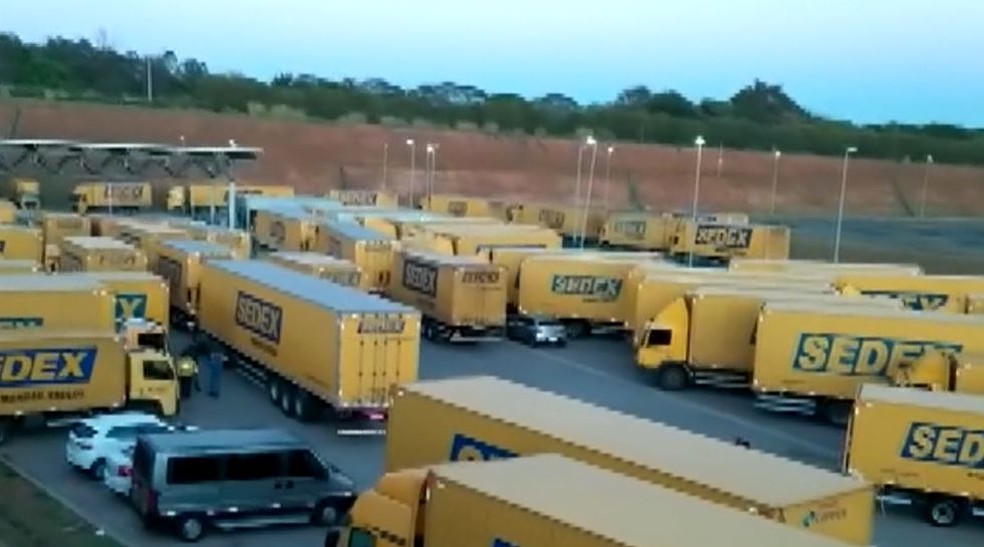 Com ocupação, caminhões de entrega estão parados no Centro de Tratamento de Cartas e Encomendas de Indaiatuba — Foto: Reprodução/EPTV