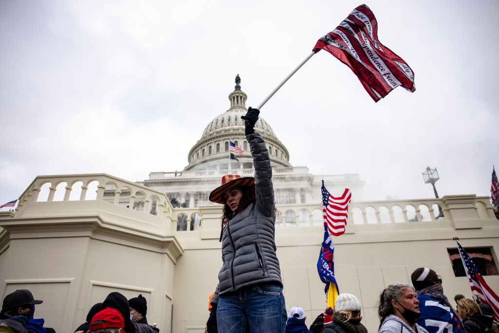 Manifestante em frente ao parlamento americano na última quarta-feira (6) (Foto: Getty)