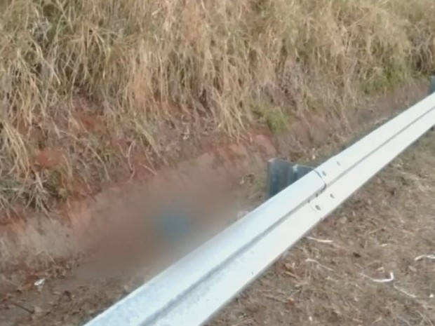 Corpo foi encontrado em uma canaleta de drenagem de água  (Foto: Reprodução / TV TEM)