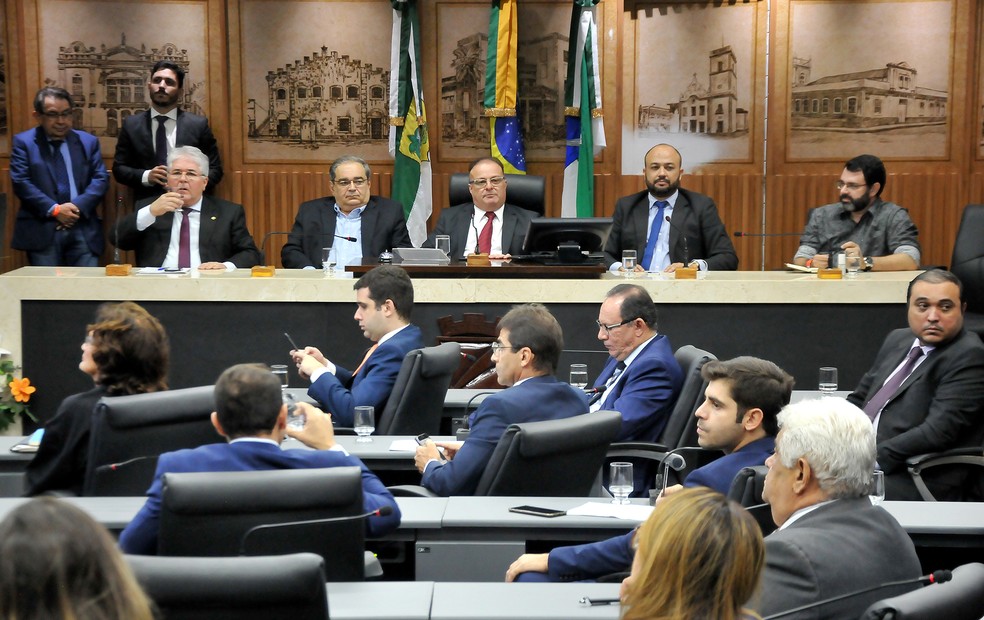 Paulinho Freire, presidente da CMN, e Ãlvaro Dias, prefeito de Natal, durante sessÃ£o extraordinÃ¡ria â€” Foto: ElpÃ­dio JÃºnior