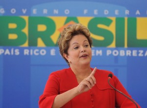 A presidente Dilma Rousseff participa da cerimônia de anúncio de linha de financiamento para aquisição de móveis e eletrodomésticos aos beneficiários do programa Minha Casa, Minha Vida, no Palácio do Planalto (Foto: Antônio Cruz/ABr)