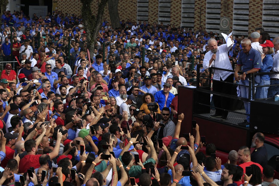 Luiz Inácio Lula da Silva, candidato à Presidência da República, fez seu primeiro dia de campanha oficial na porta da fábrica da Volkswagen, em São Bernardo do Campo