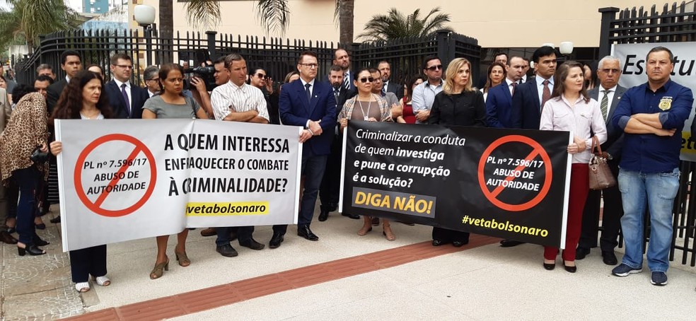 Integrantes do Ministério Público fizeram ato contra o projeto de lei sobre abuso de autoridade na tarde desta segunda-feira (19) em frente ao Fórum de Campo Grande  — Foto: Emerson Arce/TV Morena