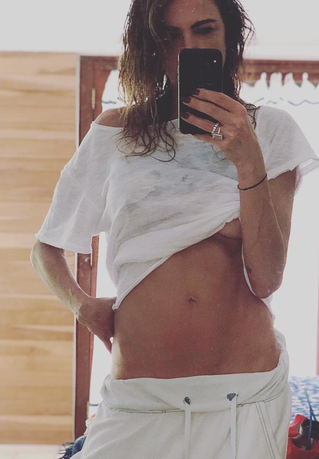 Luciana Gimenez exibe barriga chapada e seio escapa por baixo da blusa (Foto: Reprodução/Instagram)