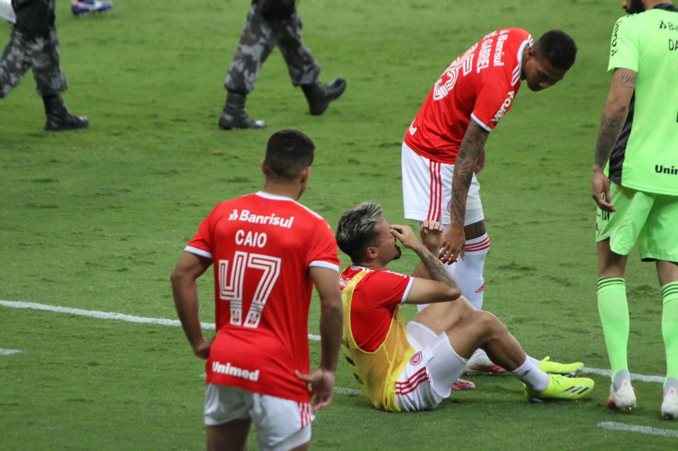 Zé Gabriel e Danilo Fernandes tentam consolar Heitor após perda do título — Foto: Eduardo Deconto