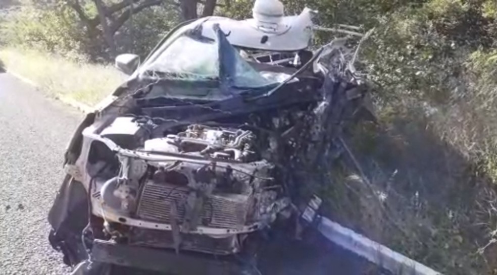 Colisão entre carro da Equatorial Energia e caminhão deixa rodovia BR-20 parcialmente bloqueada, em Nazaré do Piauí — Foto: TV Clube