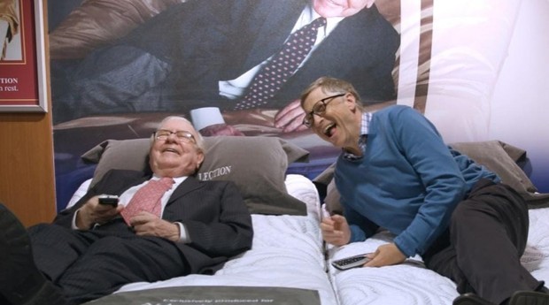 Buffett e Gates se divertindo juntos: a dupla tem uma amizade há mais de 30 anos. (Foto: Reprodução/Instagram Bill Gates)