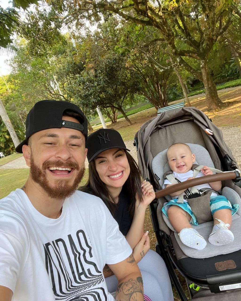 Bianca e Fred posam com o filho Cris, de 5 meses (Foto: Reprodução Instagram)
