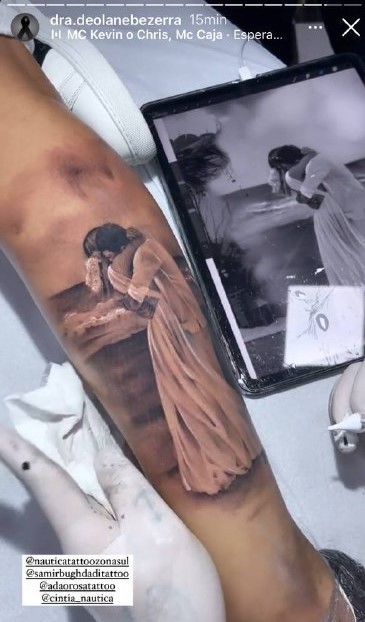 Deolane tatua foto com Mc Kevin (Foto: Reprodução / Instagram)