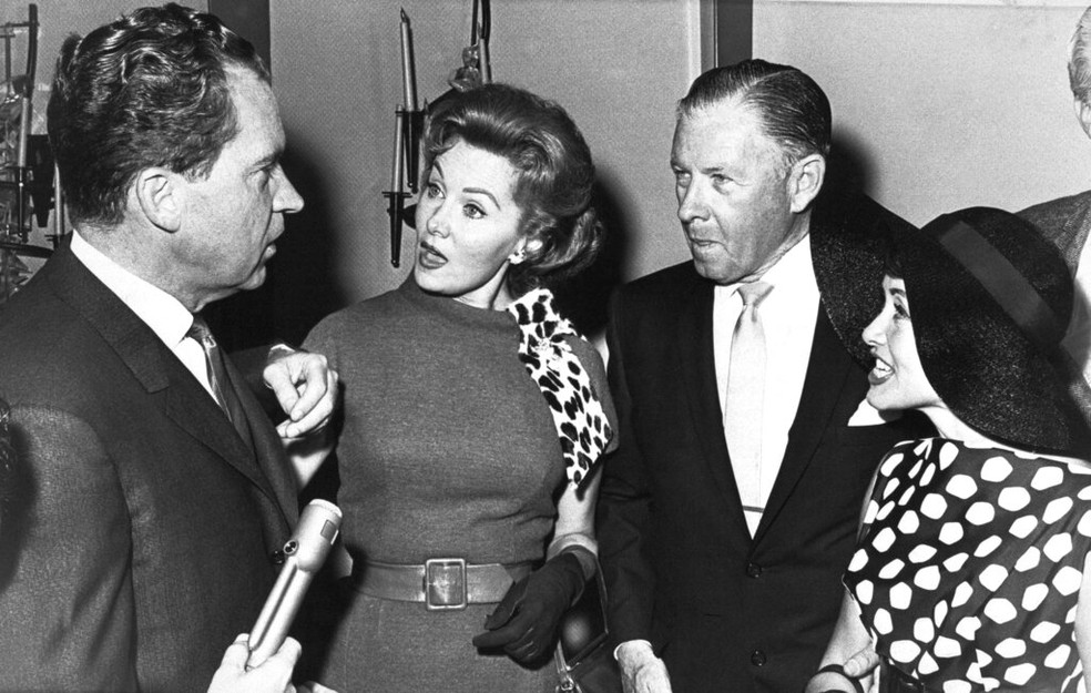 Em foto de 1962, o então candidato republicano ao governo da Califórnia, Richard Nixon, conversa com Rhonda Fleming — Foto: AP/Arquivo