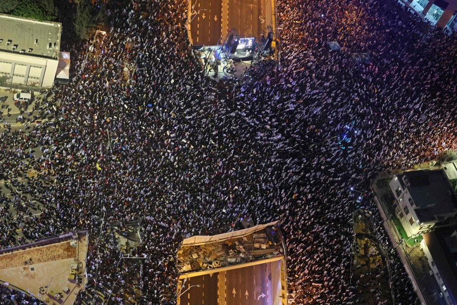 Multidão toma as ruas de Tel Aviv durante protesto contra reforma judicial do premier Benjamin Netanyahu