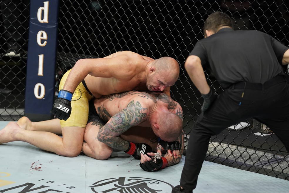 Anthony Smith passou boa parte da luta apenas se defendendo dos golpes de Glover Teixeira — Foto: Cooper Neill/Zuffa LLC via Getty Images