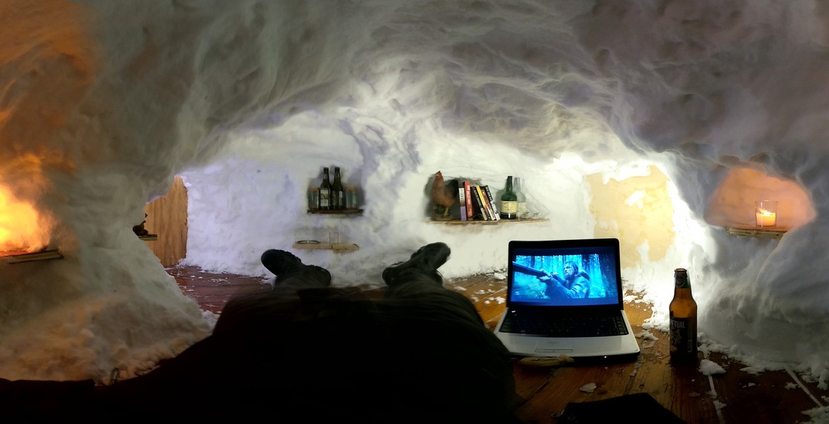 Usuário da rede social fez sucessos com as fotos do iglu que construiu no quintal de casa (Foto: Reprodução)