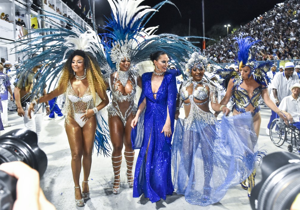 Rainha e ex-rainhas de bateria da Portela juntas — Foto: Robeto Teixeira/g1