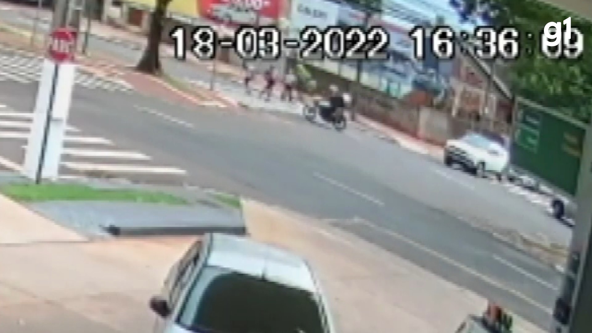Câmera flagra criança sendo atropelada ao atravessar avenida na faixa de pedestre, em Maringá