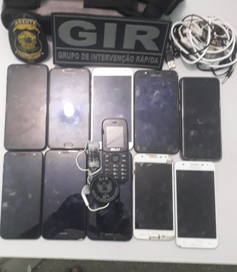 Celulares foram achados em cela após descoberta de 'gato' — Foto: Divulgação