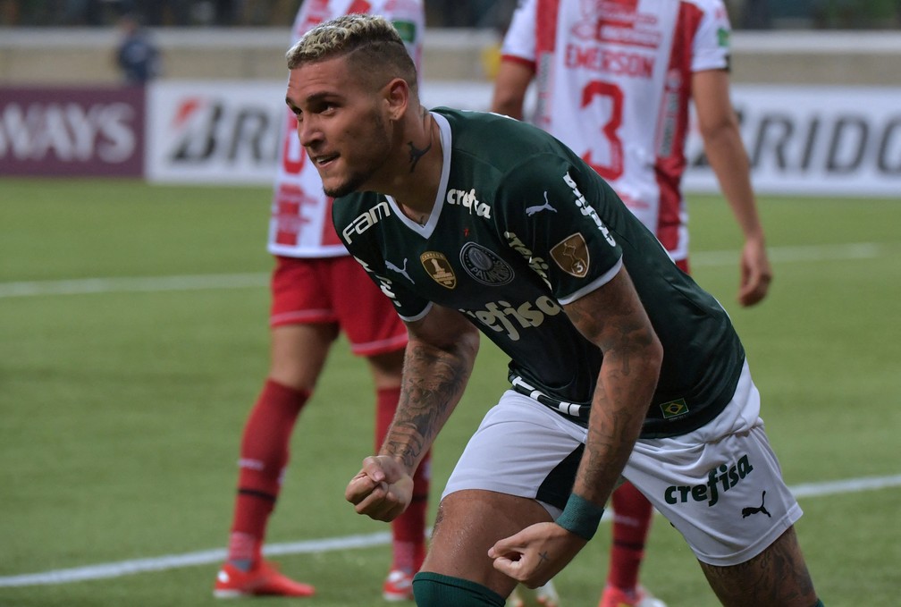 Em noite brilhante do Verdão, Rafael Navarro comenta sobre necessidade de camisa 9 no Palmeiras