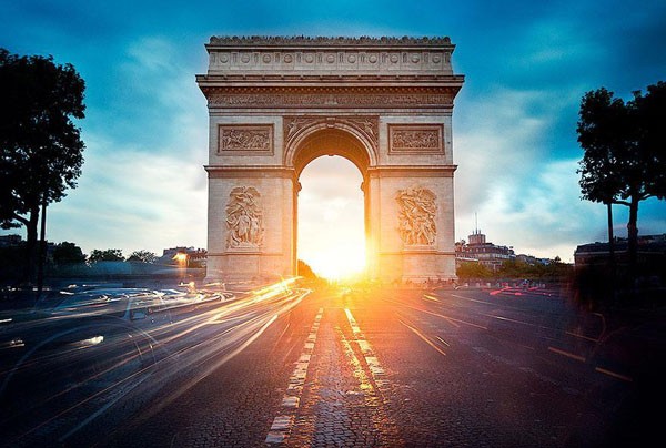 Inaugurado em 1836, trinta anos depois do início de sua construção, o Arco do Triunfo é um monumento francês que homenageia as vitórias militares de Napoleão Bonaparte (Foto: Reprodução)