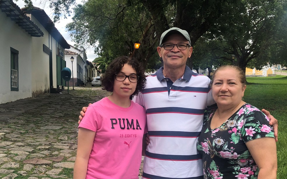 Família que viajou para a cidade de Goiás, mas não entrou hotel para acompanhar a Procissão do Fogaréu — Foto: Paula Resende/G1