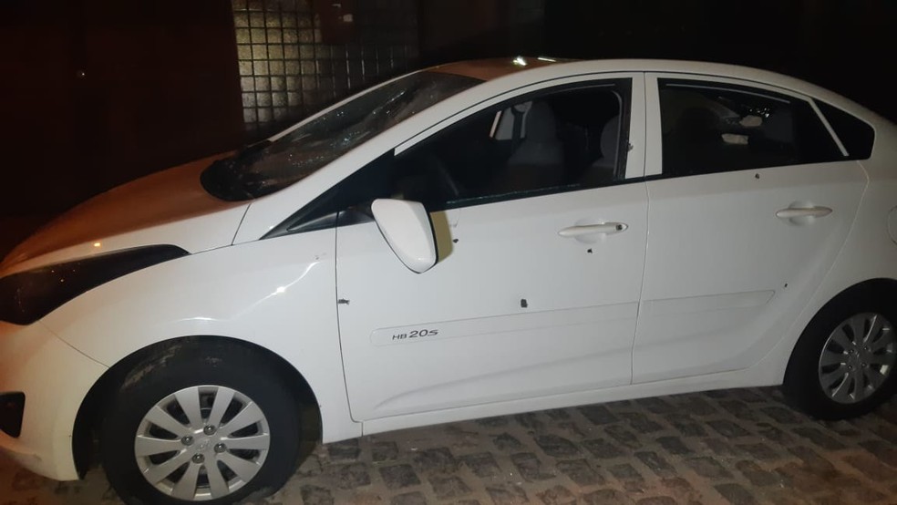 Carro que estava estacionado em frente a uma casa, no centro de Maca&iacute;ba, ficou com v&aacute;rias marcas de tiro nas portas. Retrovisor e vidros foram quebrados &mdash; Foto: S&eacute;rgio Henrique Santos/Inter TV Cabugi