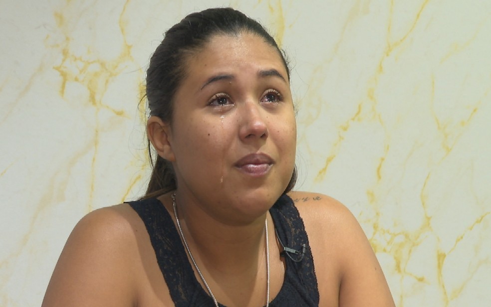 Viúva Kamyla Lima chora ao relembrar atropelamento de companheira Bárbara Angélica, em Goiânia, Goiás — Foto: Reprodução/TV Anhanguera