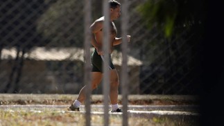 Mauro Cid, antigo ajudante de ordens do ex-presidente Jair Bolsonaro, faz corrida durante a manhã no Quartel da Polícia do Exército, aonde esta preso. — Foto: Cristiano Mariz/Agência O Globo