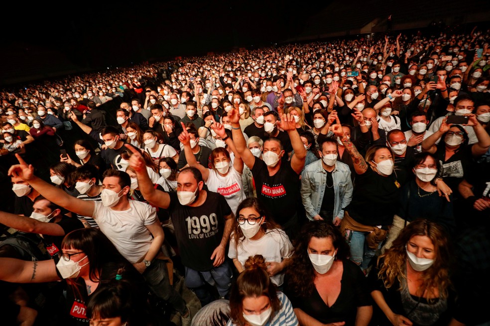 5 mil pessoas participaram do show da 'Love of Lesbian' em Barcelona no sábado (27) para testar eventos pós-pandemia. — Foto: Albert Gea/Reuters